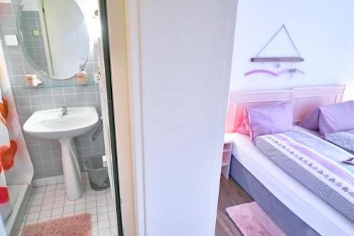 mała łazienka z łóżkiem i umywalką w obiekcie Doppelroom with Terrace w mieście Därligen