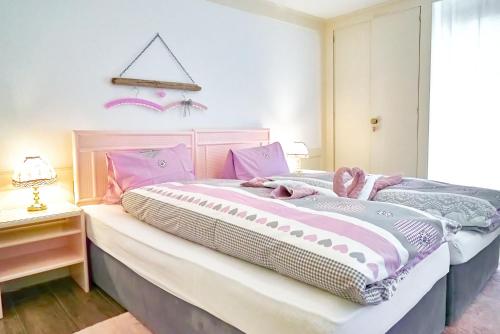 1 dormitorio con 2 camas con sábanas rosas y blancas en Doppelroom with Terrace, en Därligen