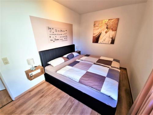 1 dormitorio con 1 cama grande en una habitación en Ferienwohnungen Pappenheimer, en Oberlangfurth