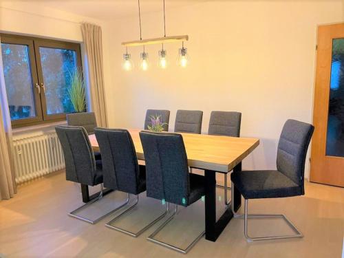 a dining room table and chairs in a room at Ferienwohnungen Pappenheimer in Oberlangfurth