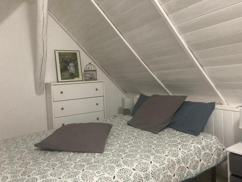 sypialnia z łóżkiem z 2 poduszkami w obiekcie Logis côté Cour w mieście Varennes-lès-Narcy