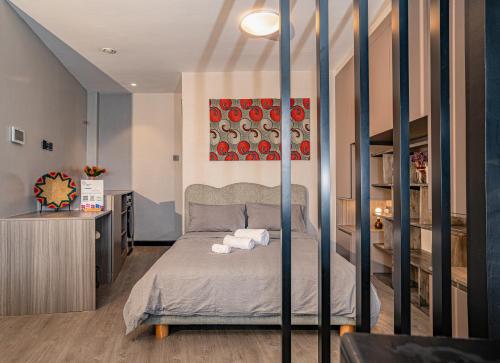 Escada Studio & 2-bedroom, Rooftop Swimming Pool, Gym, Workspace, Wonderiss Homes Westland Livingにあるベッド