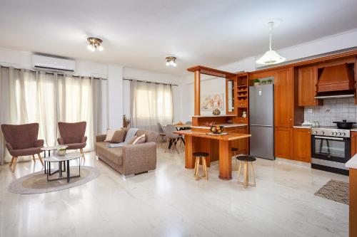 cocina y sala de estar con mesa y sillas en Harmony home en Ierápetra