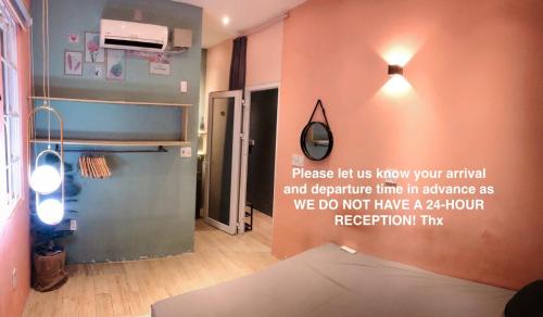 a room with a wall with a sign on it at Nhà Yên 1 Bed 2 Beds Hotel Homestay Hostel Cần Thơ in Can Tho