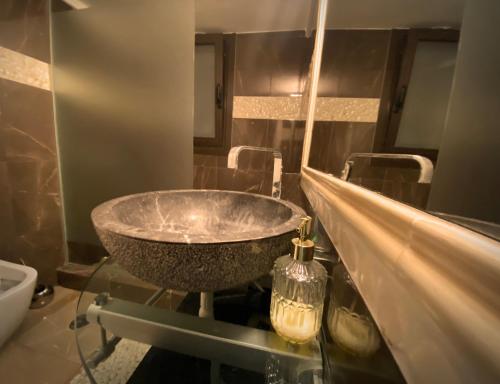 a bathroom with a bowl sink and a mirror at Athens Ampelokipoi Penthouse in Athens