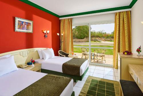 Habitación de hotel con 2 camas y patio en Dreams Vacation Resort - Sharm El Sheikh en Sharm El Sheikh