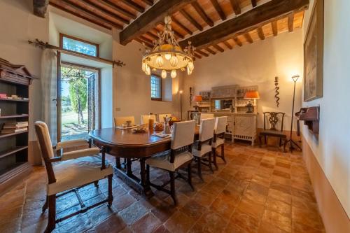 a dining room with a table and chairs at Podere Manafiore in Monticchiello