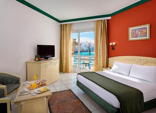 Habitación de hotel con cama y balcón en Dreams Vacation Resort - Sharm El Sheikh en Sharm El Sheikh