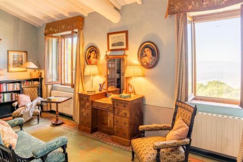 a living room with a desk and a chair at Podere Manafiore in Monticchiello