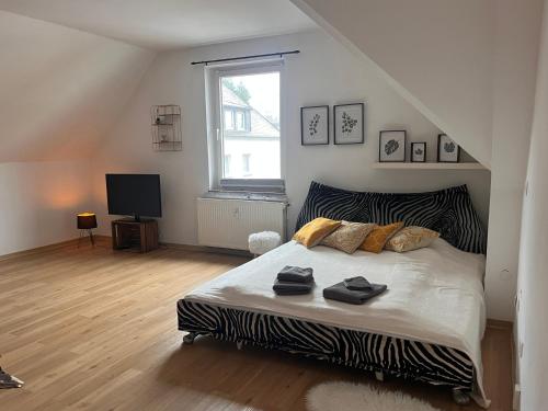 コブレンツにあるApp7 - place2b - direkt am Rheinのベッドと大きな窓のある寝室