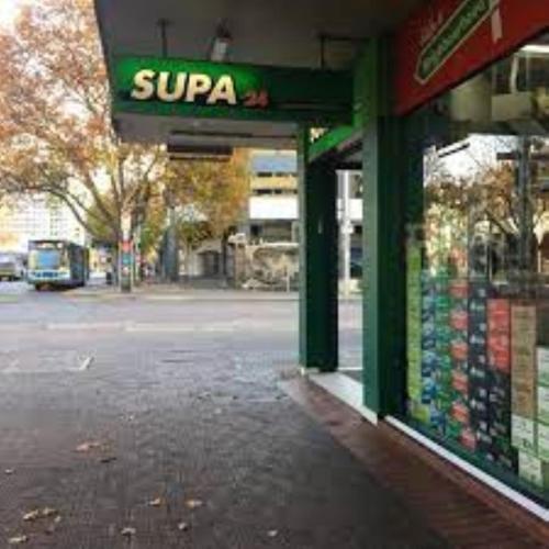 Σούπερ μάρκετ ή άλλα καταστήματα σε αυτό το διαμέρισμα ή εκεί κοντά