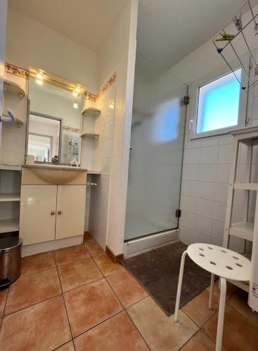 La petite salle de bains est pourvue d'une table et d'une douche. dans l'établissement Flo vue mer, à Valras-Plage