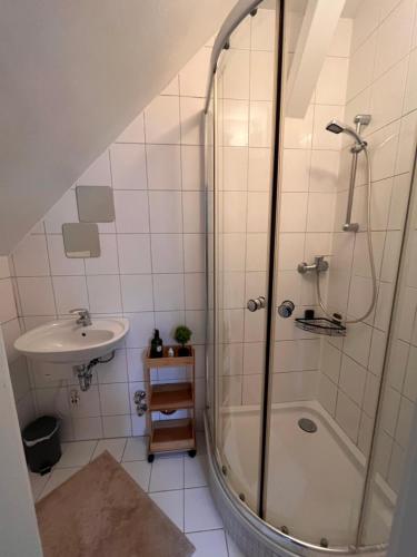 コブレンツにあるApp7 - place2b - direkt am Rheinのシャワーと洗面台付きのバスルーム