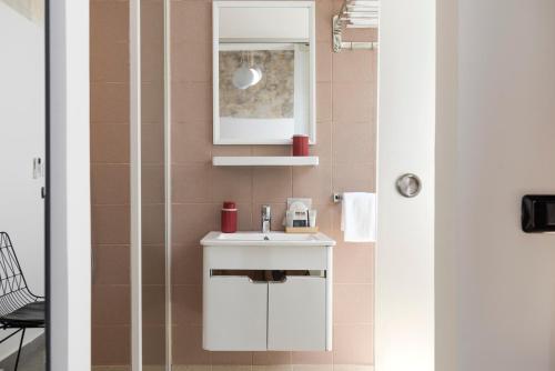 Bilik mandi di Anoor Studios & Apartments in Gemmayze