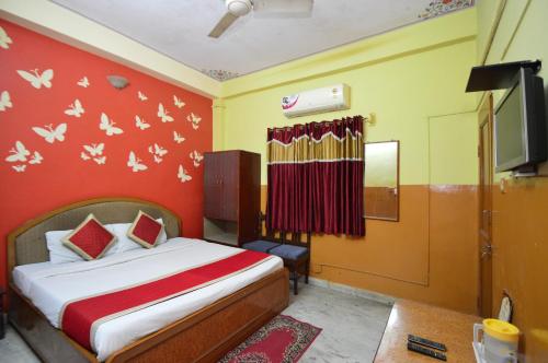 Postel nebo postele na pokoji v ubytování HOTEL JAI MAA PALACE