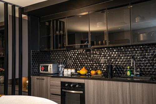 Escada Studio & 2-bedroom, Rooftop Swimming Pool, Gym, Workspace, Wonderiss Homes Westland Livingにあるキッチンまたは簡易キッチン