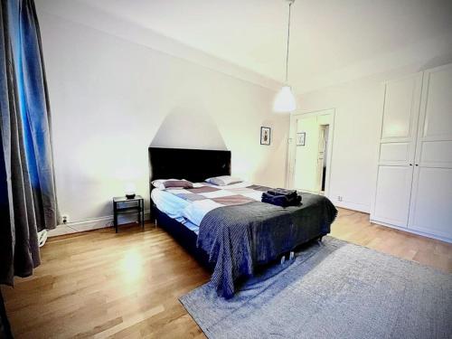 una camera da letto con un letto con una coperta blu sopra di Luxury Apartment In City Centre a Göteborg