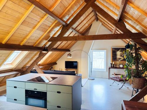 een grote keuken met houten plafonds en houten balken bij Landgoed Huis te Jaarsveld 