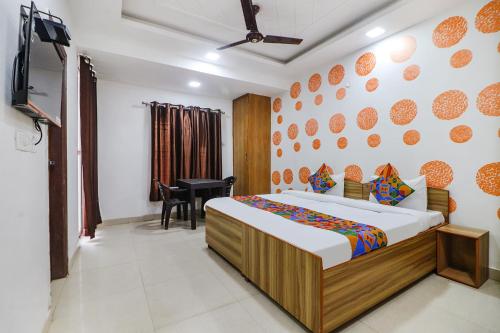 - une chambre avec un lit et un bureau dans l'établissement FabExpress Abode Inn, à New Delhi