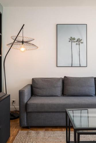 un salon avec un canapé et une table dans l'établissement Bright flat in the heart of Vieux Lille., à Lille