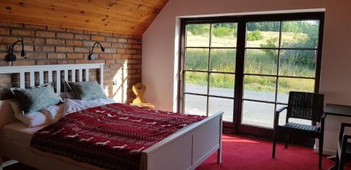 A bed or beds in a room at Karczma Tyrolska u Martina