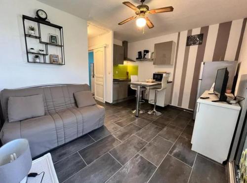 un salon avec un canapé et une table dans l'établissement Belmo, à Valras-Plage