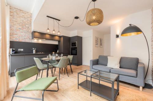 un salon avec un canapé et une table dans l'établissement Unique apartment in the Old Lille !, à Lille
