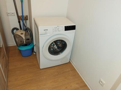 una lavadora en la esquina de una habitación en Apartmán U řeky, en Otrokovice