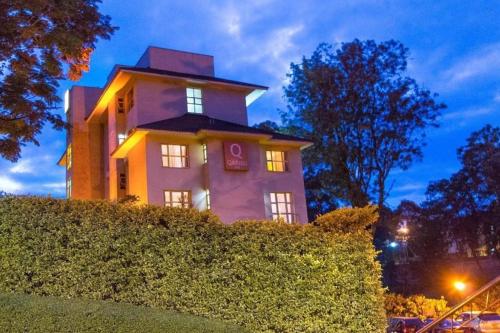 um grande edifício no topo de uma colina à noite em Qaribu Inn Boutique Hotel Nairobi em Nairobi