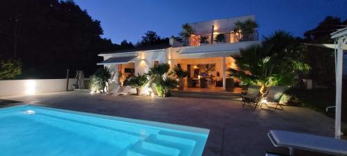 une maison avec une piscine devant dans l'établissement VILLA la VALENTINE 1, à Salon-de-Provence