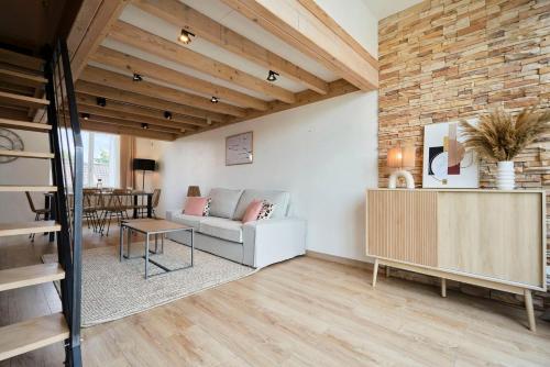 un salon avec un canapé et une table dans l'établissement Appartement 2 chambres de caractère., à La Madeleine