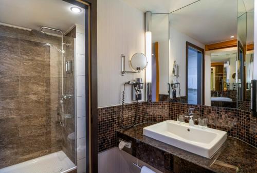 Salle de bains dans l'établissement Mövenpick Hotel Nürnberg Airport