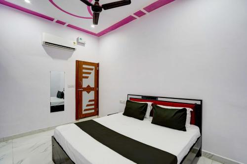 Een bed of bedden in een kamer bij Hotel New Golden Moon