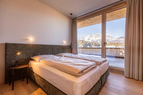 En eller flere senger på et rom på Kitzbühel Suites by ALPS RESORTS