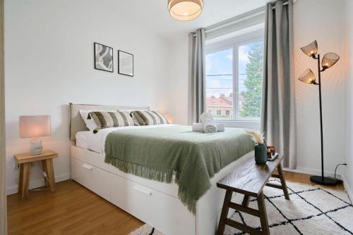 ラ・マドレーヌにあるRenovated 1 bedroom apartment- Lilleのベッドと窓のある白い寝室