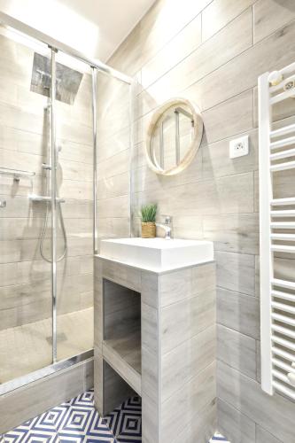 une salle de bain avec un lavabo et une douche dans l'établissement Bright top floor studio near Pere Lachaise, à Paris
