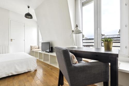 Bright top floor studio near Pere Lachaise