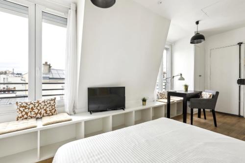 Bright top floor studio near Pere Lachaise