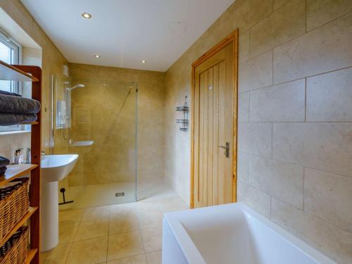 A bathroom at 1 Bed in Carlisle 85163