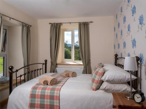 2 camas individuales en un dormitorio con ventana en 4 Bed in Brecon BN151 en Devynock