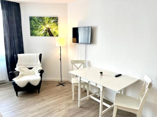 een woonkamer met een witte tafel en een stoel bij City Appartement Küche,Bad, Parken im Zentrum von Ravensburg in Ravensburg