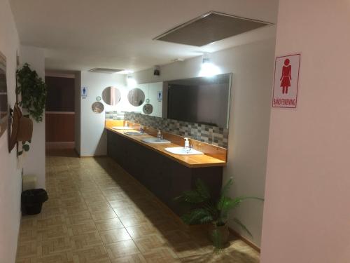 baño con 2 lavabos y espejo grande en Urban rest zone and coworking, en Arrecife