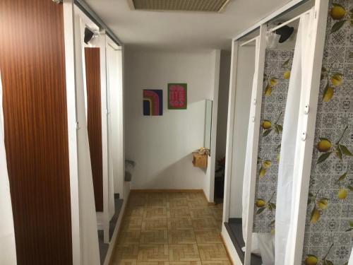 un pasillo con una puerta que conduce a un baño en Urban rest zone and coworking, en Arrecife