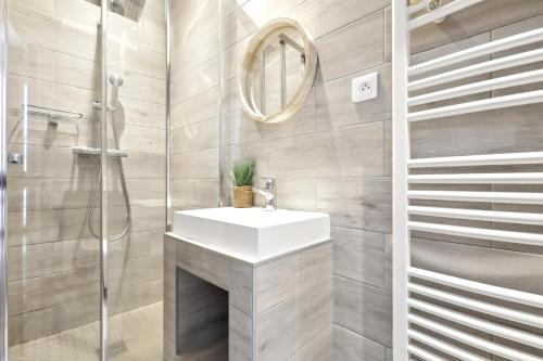 Bright top floor studio near Pere Lachaise