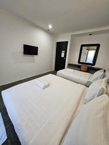 Katil atau katil-katil dalam bilik di Luna Hotel by Moonknight