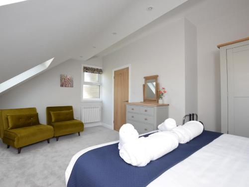 Un dormitorio con una cama con almohadas blancas. en 1 bed in Ilkley 87569, en Ilkley