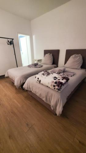 two beds sitting next to each other in a room at TOUCH DOWN Motel in Lohmar