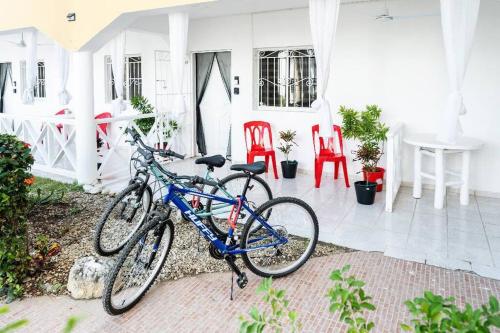 zwei Fahrräder, die vor einem Haus geparkt sind in der Unterkunft Hermosa Suites #9 in the heart of PUNTA CANA in Punta Cana