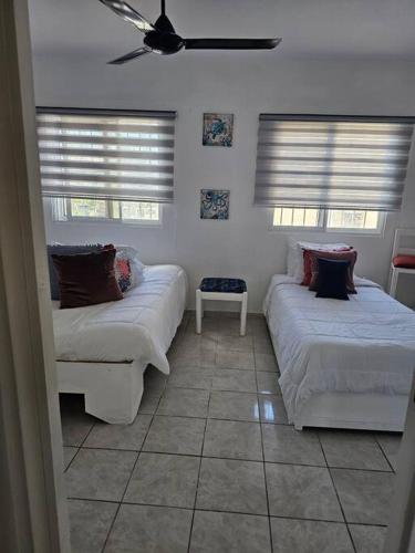 ein Wohnzimmer mit 2 Betten und einem Sofa in der Unterkunft Hermosa Suites #9 in the heart of PUNTA CANA in Punta Cana