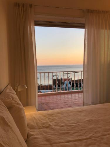 1 dormitorio con cama y vistas al océano en Sea View, en Paço de Arcos